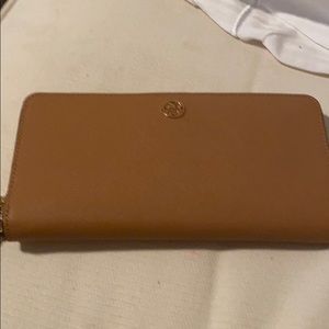 Tory burch passport wallet 👌